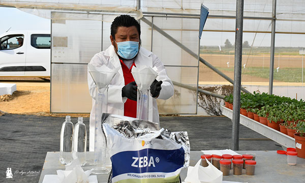 Santiago Cruz, investigador de UPL, en una demostración sobre los efectos del uso de Zeba para evitar lixiviados de agua y fertilizantes. / agroautentico.com