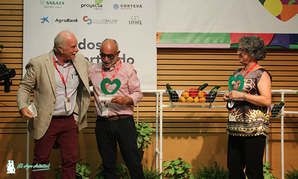 Ramón Gázquez y Soledad Haro, técnicos de Biosabor, reciben el premio Asistencia Técnica de manos de Jan Van der Blom. / agroautentico.com
