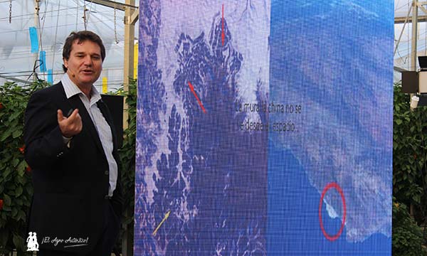 José Miguel Mulet compara la Muralla China con el mar de plástico de Almería. / agroautentico.com