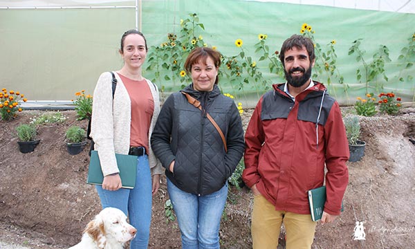 Rosa García (Aproa) y Eduardo Crisol (Coexphal) con Carmen Cantón, propietaria del único vivero especializado en setos vegetales. /agroautentico.com