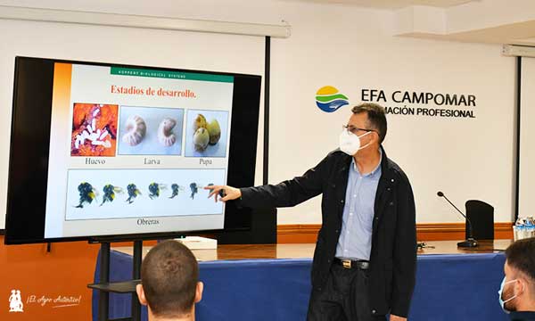 En estas jornadas de agroecología de EFA Campomar Jesús Vallejo, ingeniero técnico agrícola de Koppert, habló de la importancia del control biológico