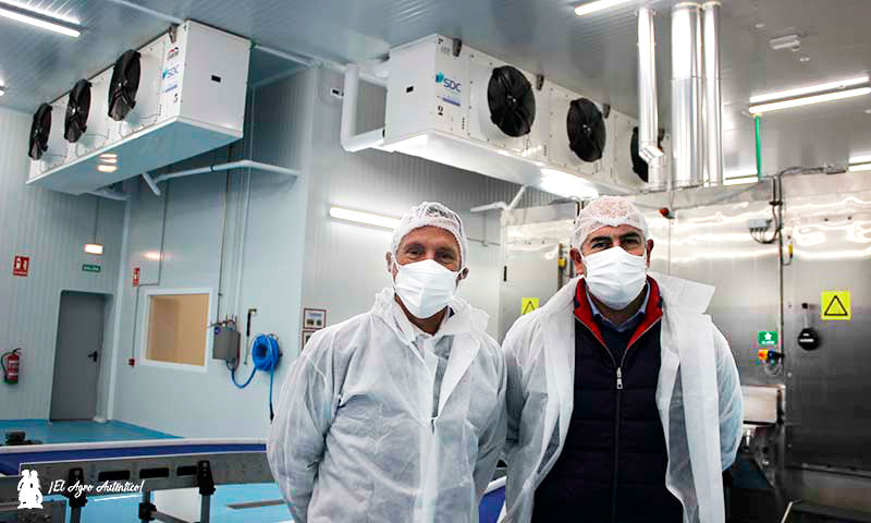 Antonio Cambil y Jesús Barranco en el interior de la fábrica de congelados de La Unión en Adra. / agroautentico.com