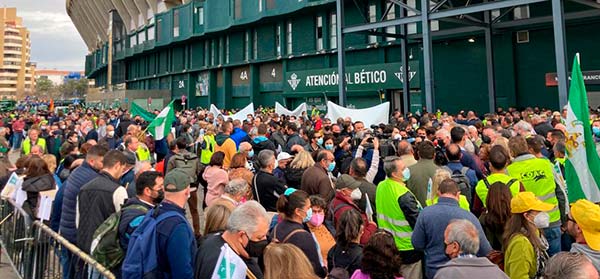 Protesta de agricultores y ganaderos de Coag, Asaja y Cooperativas Agro-alimentarias en Sevilla.- / agroautentico.com