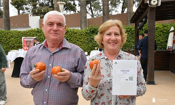 Agricultores. Guillermo y Adela con la variedad Adelade de Gautier. / agroautentico.com