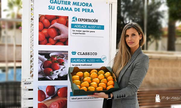 Nuria Rodríguez con el pera naranja Orinade. / agroautentico.com