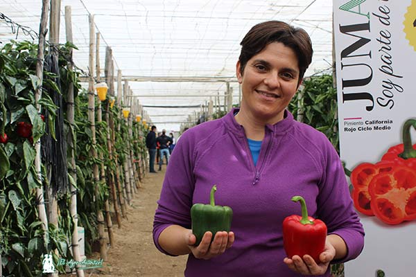 Olga, agricultora almeriense, con Juma de Sakata en verde y rojo. / agroautentico.com