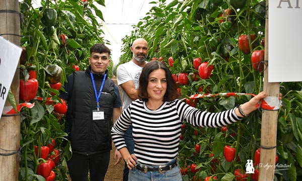 Gabriel López, técnico comercial de Argenta, con técnicos de la cooperativa Copisi en un líneo de Napoleón. / agroautentico.com