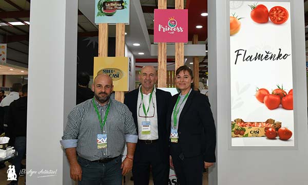Antonio Gálvez, Antonio Bretones y Ana Mª Delgado junto a la marca Flamenko de CASI. / agroautentico.com