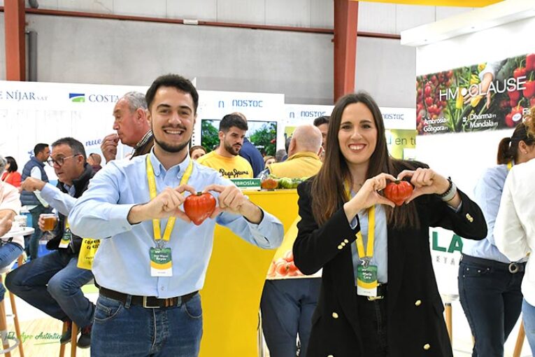 El corazón invertido de HM.Clause sorprende en la feria