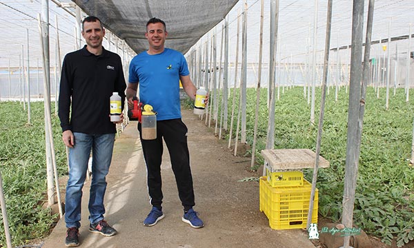 Víctor Molina, técnico de Biosur, con el agricultor Javier Rodríguez. / agroautentico.com