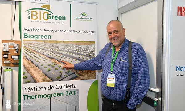 Enrique Tara muestra los acolchados biodegradables. / agroautentico.com