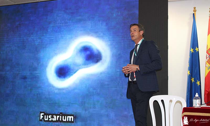Carlos Meza durante su charla sobre Epigen en Expolevante. / agroautentico.com