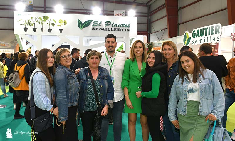 Agricultoras de San Isidro con el director técnico de El Plantel / agroautentico.com