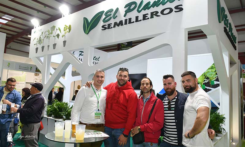 Diego Medrano de El Plantel Semilleros con un grupo de agricultores granadinos de Castell de Ferro. / agroautentico.com