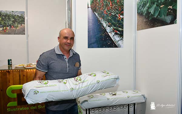 Antonio Pardo, jefe de fábrica, con un saco de fibra de coco en hidropónico hidratado.