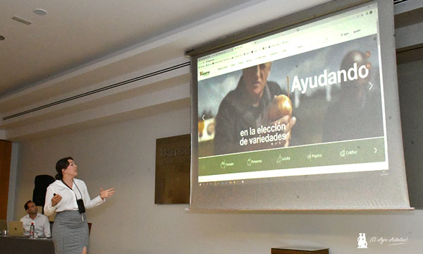 Anabel Pérez, técnica comercial, presenta la nueva web de Hazera. / agroautentico.com