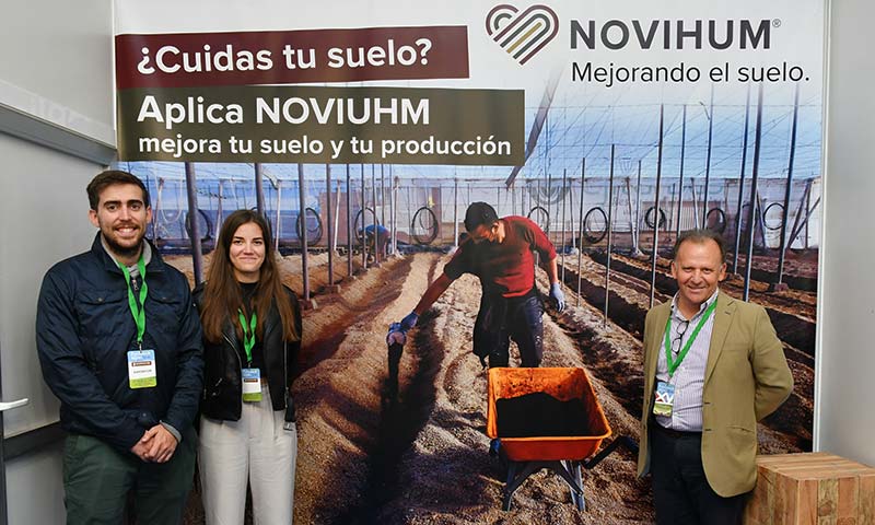 Francisco Cara, Esther Quiroga y Manuel Pérez, equipo de Novihum en Expolevante. / agroautentico.com