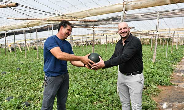 Alberto Bonilla, agricultor, con Francisco Tenorio, comprador de sandías y asistente a la jornada. / agroautentico.com