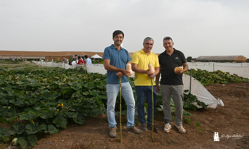 Pedro y Gonzalo, de VGT Portugal, con Joaquín de Sakata. / agroautentico.com