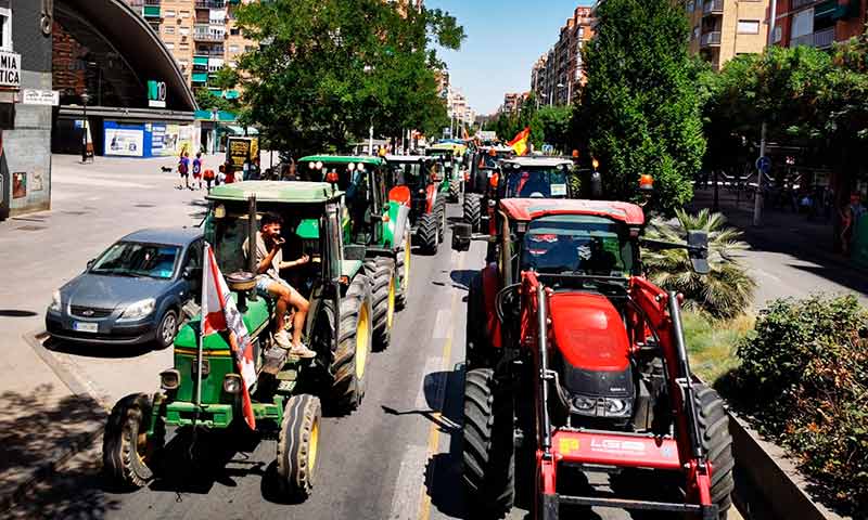 Tractorada en Granada por la subida del gasoil y la electricidad