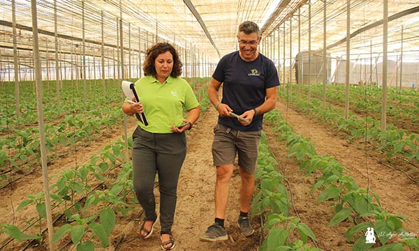 Almudena Martín, alumna del curso de agronutrientes de COIAL asesorando a un agricultor en campo / agroautentico.com