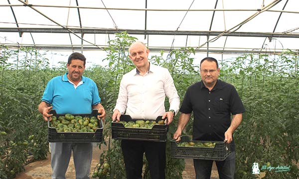 Antonio Vargas, encargado de la finca experimental; Enrique de los Ríos, gerente; e Isidoro Carricondo, director técnico de Unica / agroautentico.com