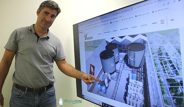 Francisco Alonso muestra una diapositiva del sistema de tratamiento de aguas / agroautentico.com