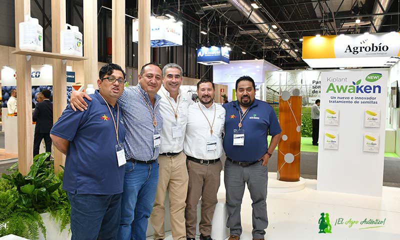 Pedro Sebastião con miembros del equipo de Asfertglobal México / agroautentico.com
