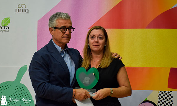 Cristina Cerezo, hija de José Cerezo, recoge el premio a título póstumo a su padre / agroautentico.com