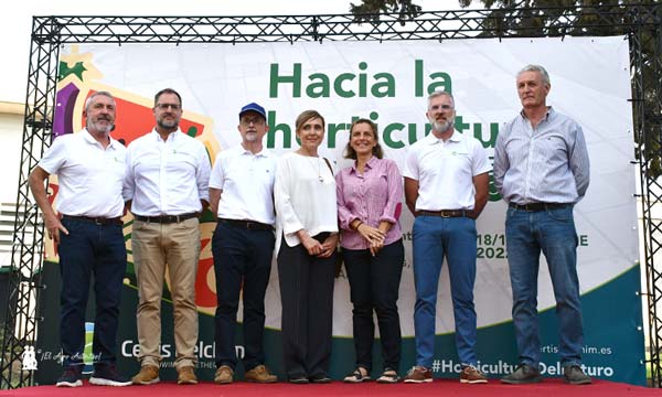 Foto de familia de expertos y técnicos. Certis Belchim en Las Palmerillas / agroautentico.com