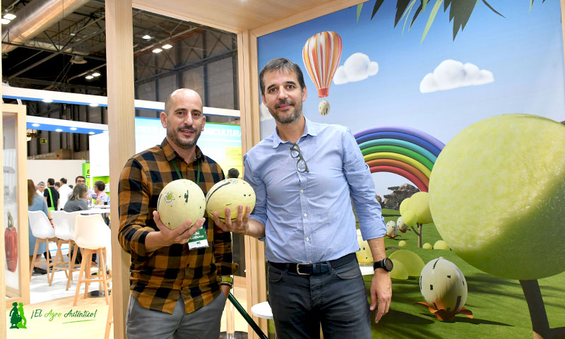 José Cárdenas, manager de cadena, y Xavi Fitó, director de la división de hortícolas de Semillas Fitó con melón Little Planet / agroautentico.com