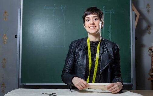 La diseñadora almeriense Elena Funes en su taller de costura / agroautentico.com