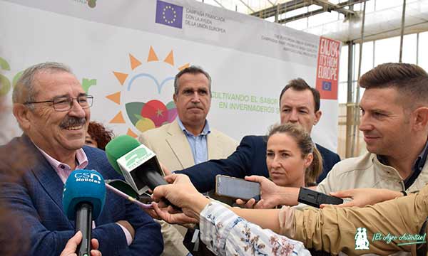 Francisco Góngora y Luis Miguel Fernández atendiendo a los medios en el Congreso de Invernaderos Solares / agroautentico.com