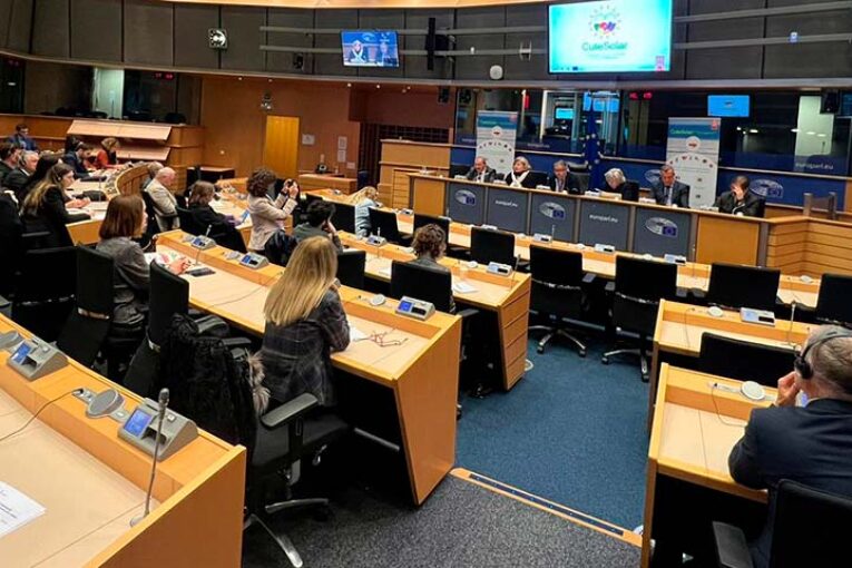 Los invernaderos solares se promocionan en el Parlamento Europeo