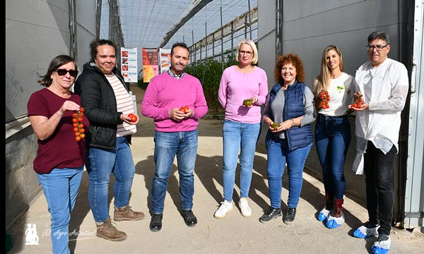 Técnicos de Agroponiente en la primera de las jornadas de puertas abiertas de Gautier / agroautentico.com