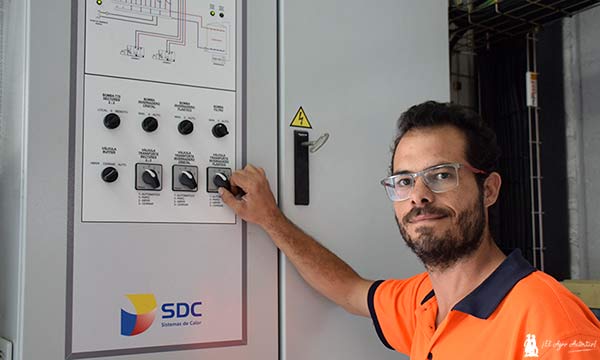 Damián López, Sistemas de Calor (SDC) junto al cuadro eléctrico / agroautentico.com