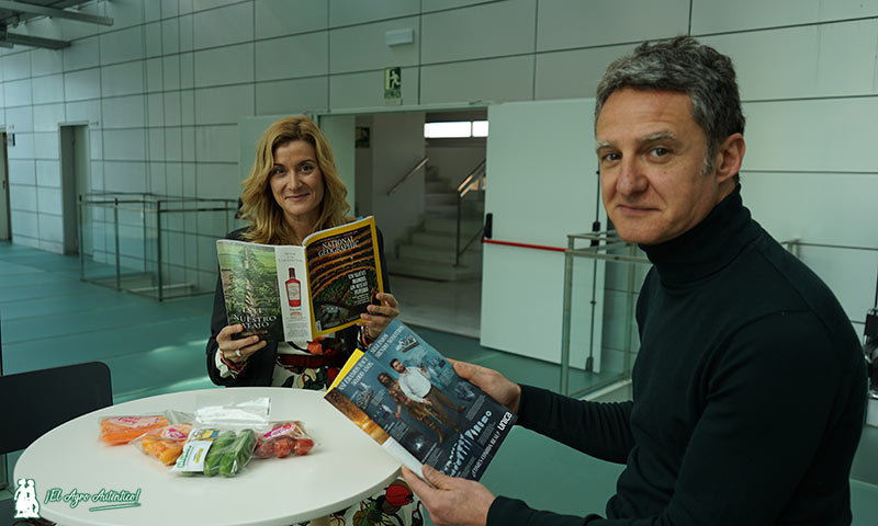 Maribel Amat y Jesús Hernández, del equipo de marketing, con las publicaciones de Unica en National Geographic / agroautentico.com