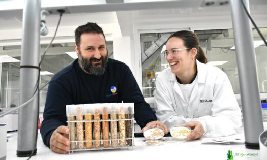Paco Villanueva, virólogo, y Yoli García, investigadora, en el laboratorio de patología vegetal y genética de Huerta Valle Hibri2 / agroautentico.com