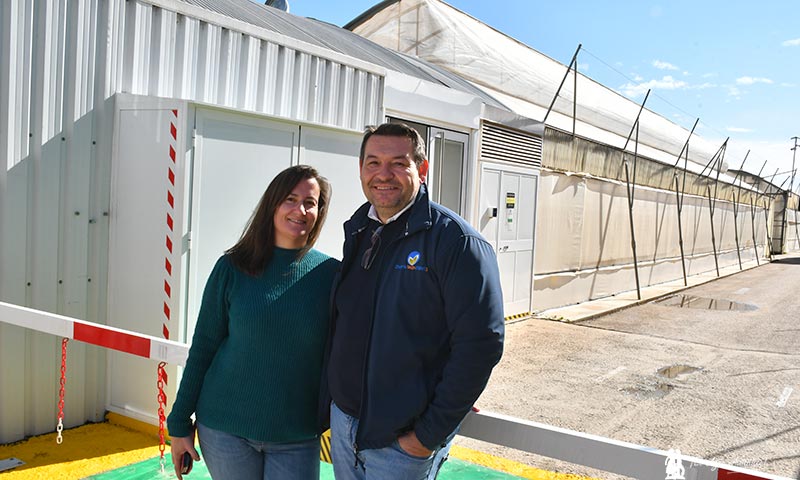 Santiago Díaz con su mujer Mari Carmen Llamas en la zona de invernaderos de Huerta Valle Hibri2 / agroautentico.com