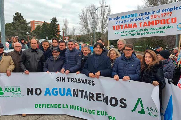 Ante el palacio de La Moncloa: 