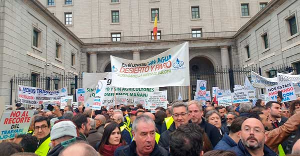 Protesta de agricultores y regantes en Madrid ante las puertas del Ministerio de Transición Ecológica / agroautentico.com