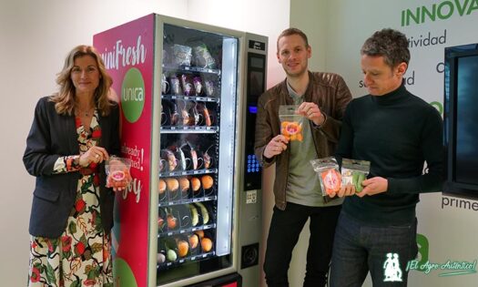 Maribel Amat, Nils Angelike y Jesús Hernández en la máquina de vending de Unica / agroautentico.com