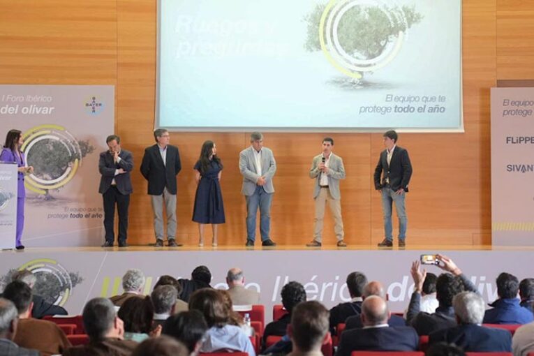 Bayer ofrece al agricultor el equipo más potente del mercado para la protección del olivar