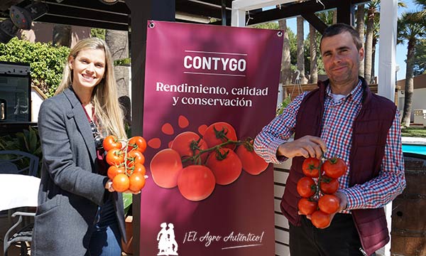 Nuria Rodríguez y Juan José Rivas con la variedad Contygo / agroautentico.com