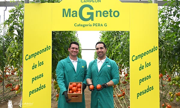 Fulgencio Hernández y Alejandro Sánchez en Tomato Experience 2023 con la novedad Magneto / agroautentico.com