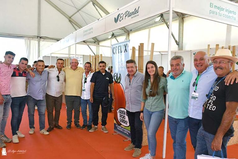 Productores sevillanos de tomate con El Plantel en la feria de Los Palacios