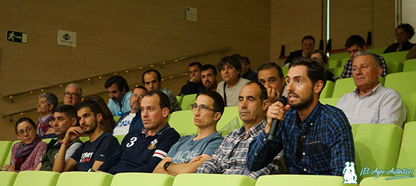 Técnicos de Hortocampo durante el turno de preguntas en la jornada de Bayer en Almería. Vynyty Press / agroautentico.com