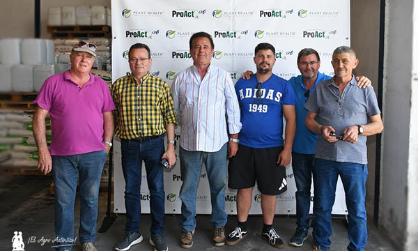 Paco Lirola, Jesús Lara, Salvador Martín, Carlos Moreno, Ángel Figueredo y Francisco Maldonado con el bioestimulante PREzym / agroautentico.com