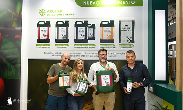 Cristóbal Sánchez y Olga Peña, de Atlántica, con el distribuidor Naturjem Agro, de Vícar / agroautentico.com