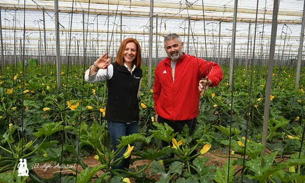 Growing for the Future. Ana Sicre de Certis Belchim con el agricultor Francisco López / agroautentico.com